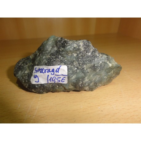 Smaragd v kamnini 8X3X4Cm